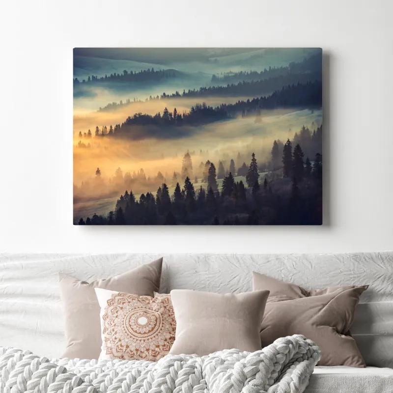 Obraz na płótnie mglisty górski las o wschodzie słońca – Wallissimo® Obraz na płótnie mglisty górski las o wschodzie słońca – Wallissimo®