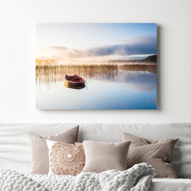 Obraz na płótnie mglisty poranek nad jeziorem z czerwoną łódką – Wallissimo® Obraz na płótnie mglisty poranek nad jeziorem z czerwoną łódką – Wallissimo®