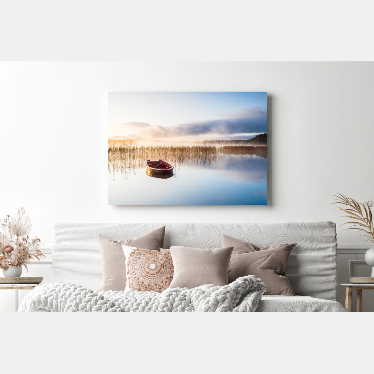 Obraz na płótnie mglisty poranek nad jeziorem z czerwoną łódką – Wallissimo® Obraz na płótnie mglisty poranek nad jeziorem z czerwoną łódką – Wallissimo®