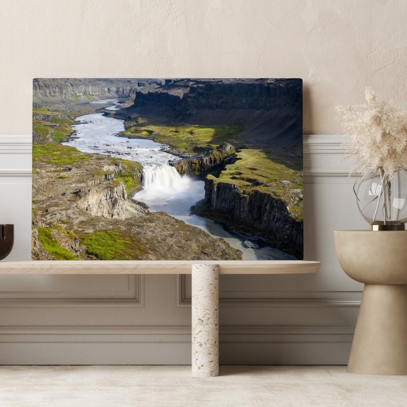 Obraz na płótnie majestatyczny wodospad w islandzkim kanionie – Wallissimo® Obraz na płótnie majestatyczny wodospad w islandzkim kanionie – Wallissimo®