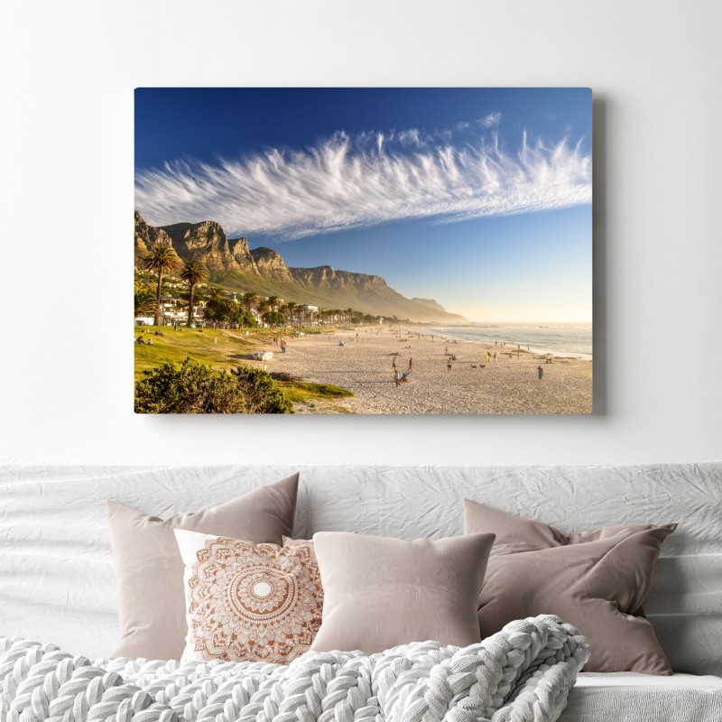 Obraz na płótnie słoneczna plaża z górskim tłem – Wallissimo® Obraz na płótnie słoneczna plaża z górskim tłem – Wallissimo®