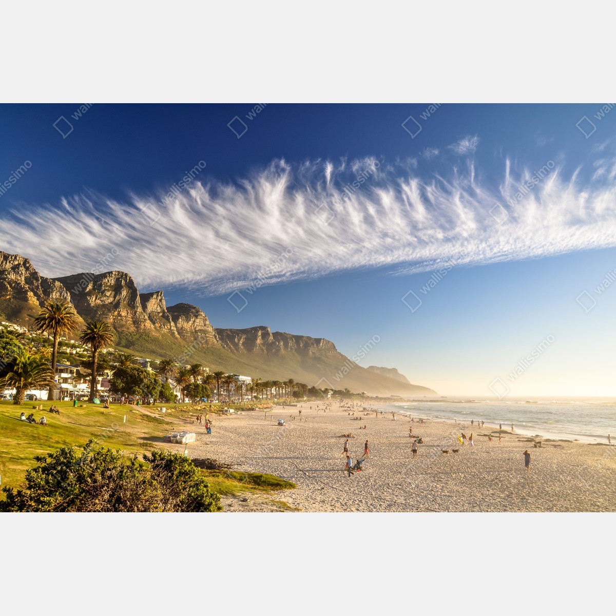 Obraz na płótnie słoneczna plaża z górskim tłem – Wallissimo® Obraz na płótnie słoneczna plaża z górskim tłem – Wallissimo®