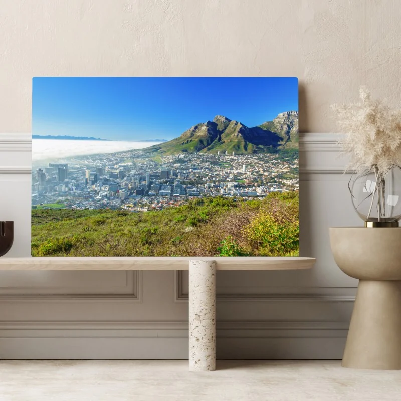 Obraz na płótnie miejska panorama z górami i błękitnym niebem – Wallissimo® Obraz na płótnie miejska panorama z górami i błękitnym niebem – Wallissimo®