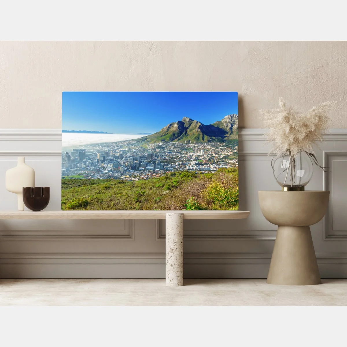 Obraz na płótnie miejska panorama z górami i błękitnym niebem – Wallissimo® Obraz na płótnie miejska panorama z górami i błękitnym niebem – Wallissimo®