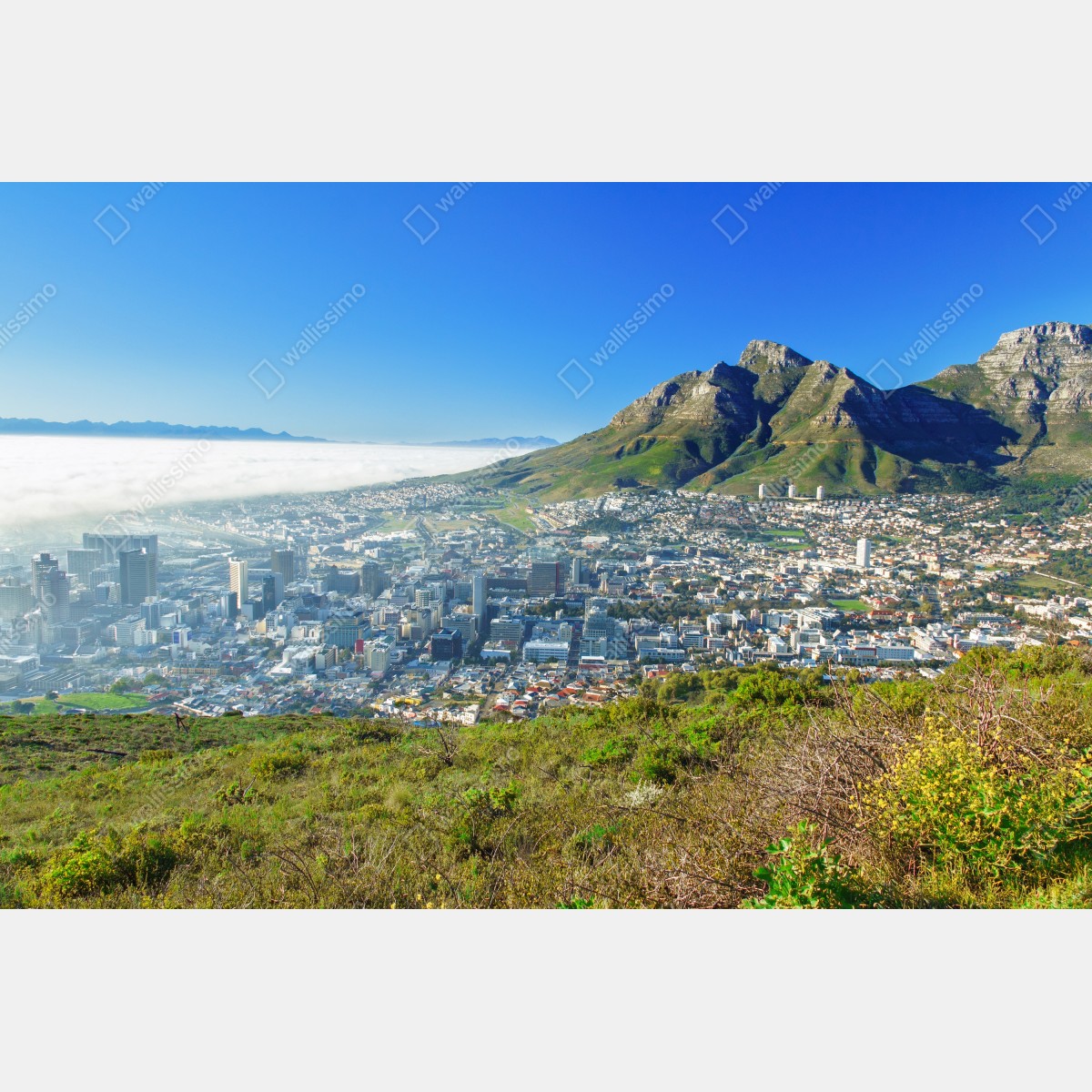 Obraz na płótnie miejska panorama z górami i błękitnym niebem – Wallissimo® Obraz na płótnie miejska panorama z górami i błękitnym niebem – Wallissimo®