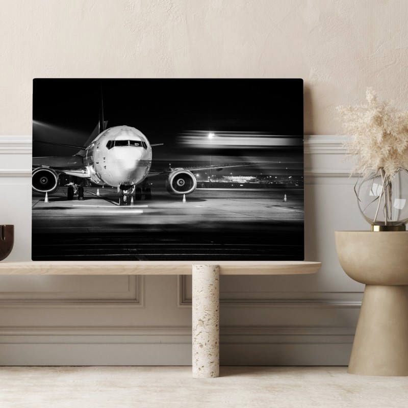 Obraz na płótnie monochromatyczny odrzutowiec na płycie lotniska nocą – Wallissimo® Obraz na płótnie monochromatyczny odrzutowiec na płycie lotniska nocą – Wallissimo®