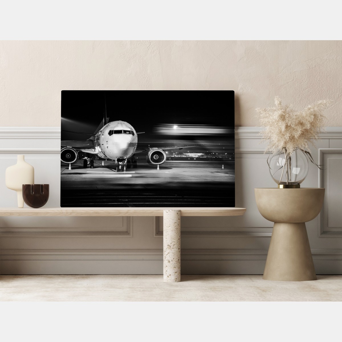 Obraz na płótnie monochromatyczny odrzutowiec na płycie lotniska nocą – Wallissimo® Obraz na płótnie monochromatyczny odrzutowiec na płycie lotniska nocą – Wallissimo®