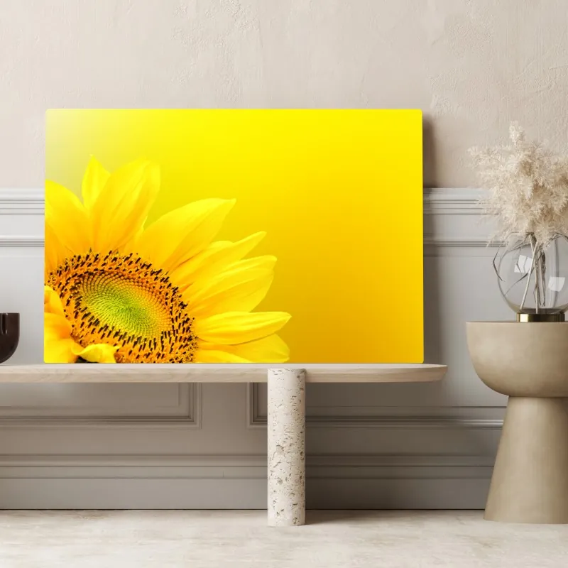 Obraz na płótnie żywy słonecznik z bliska na żółtym tle – Wallissimo® Obraz na płótnie żywy słonecznik z bliska na żółtym tle – Wallissimo®