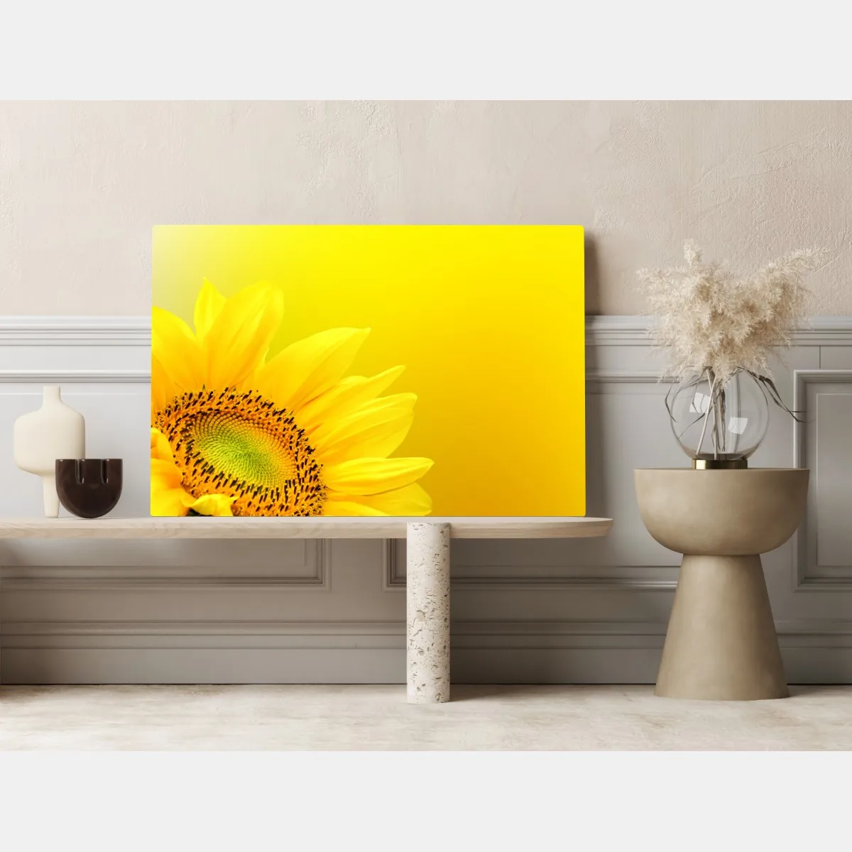 Obraz na płótnie żywy słonecznik z bliska na żółtym tle – Wallissimo® Obraz na płótnie żywy słonecznik z bliska na żółtym tle – Wallissimo®