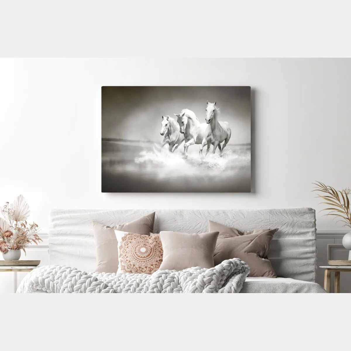 Obraz na płótnie trzy białe konie galopujące przez wodę – Wallissimo® Obraz na płótnie trzy białe konie galopujące przez wodę – Wallissimo®