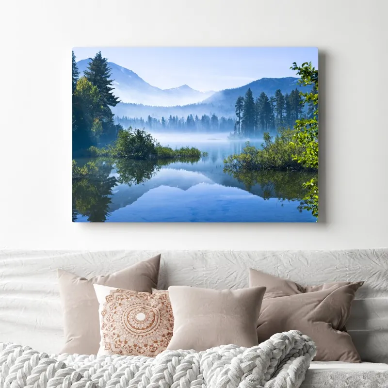 Obraz na płótnie mglista górska tafla jeziora z odbiciem – Wallissimo® Obraz na płótnie mglista górska tafla jeziora z odbiciem – Wallissimo®