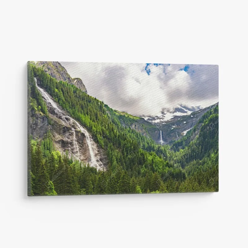 Obraz na płótnie mglisty alpejski wodospad nad zieloną doliną