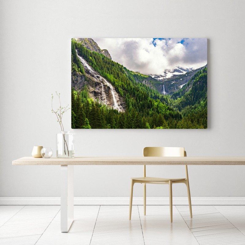 Obraz na płótnie mglisty alpejski wodospad nad zieloną doliną – Wallissimo® Obraz na płótnie mglisty alpejski wodospad nad zieloną doliną – Wallissimo®