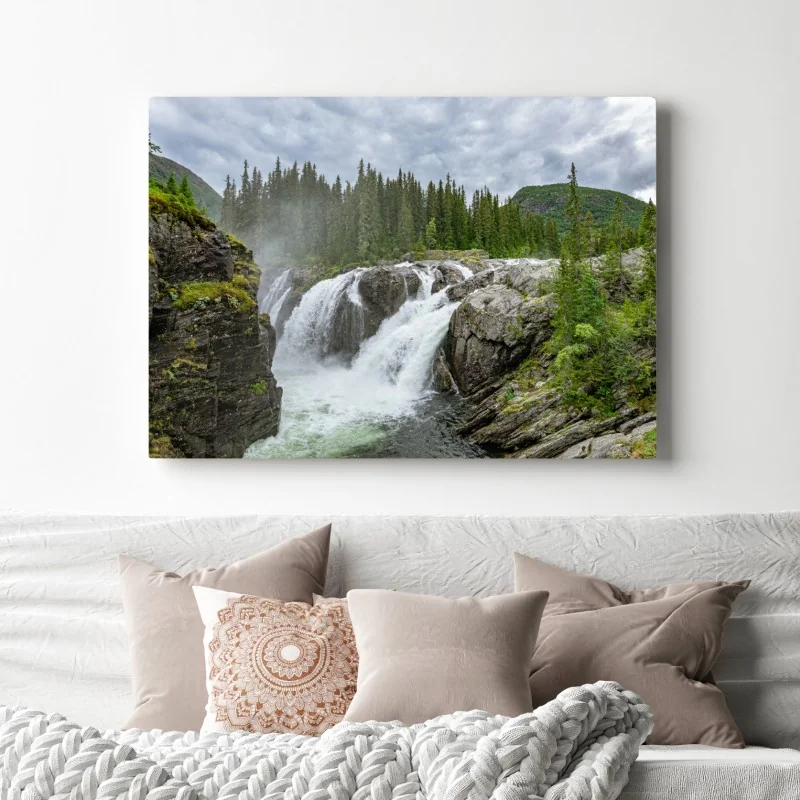 Obraz na płótnie mglisty wodospad w bujnym sosnowym lesie – Wallissimo® Obraz na płótnie mglisty wodospad w bujnym sosnowym lesie – Wallissimo®