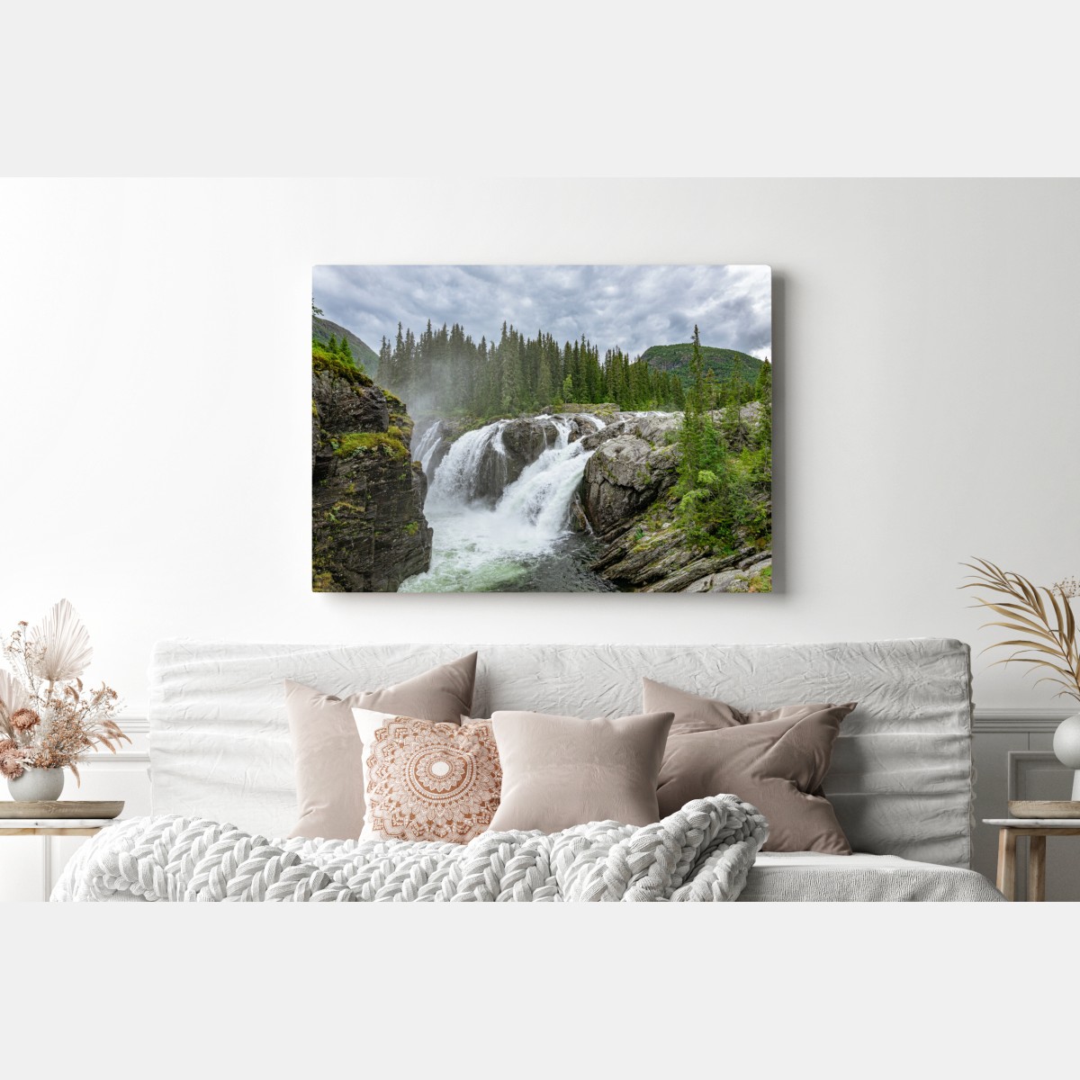 Obraz na płótnie mglisty wodospad w bujnym sosnowym lesie – Wallissimo® Obraz na płótnie mglisty wodospad w bujnym sosnowym lesie – Wallissimo®