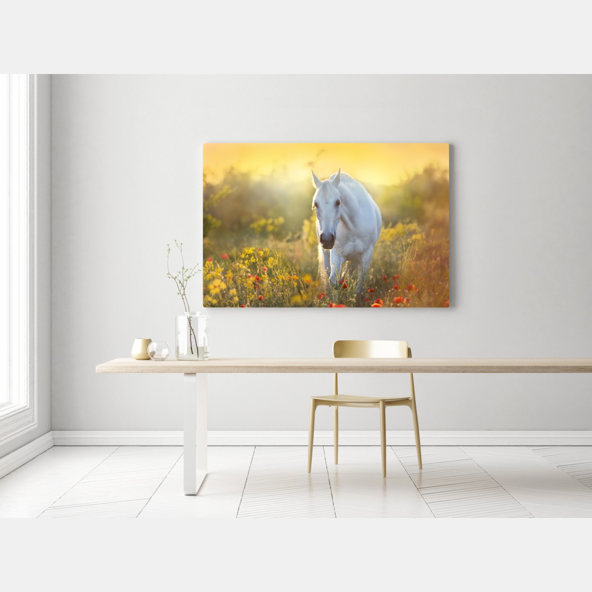 Obraz na płótnie biały koń na łące maków o wschodzie słońca – Wallissimo® Obraz na płótnie biały koń na łące maków o wschodzie słońca – Wallissimo®
