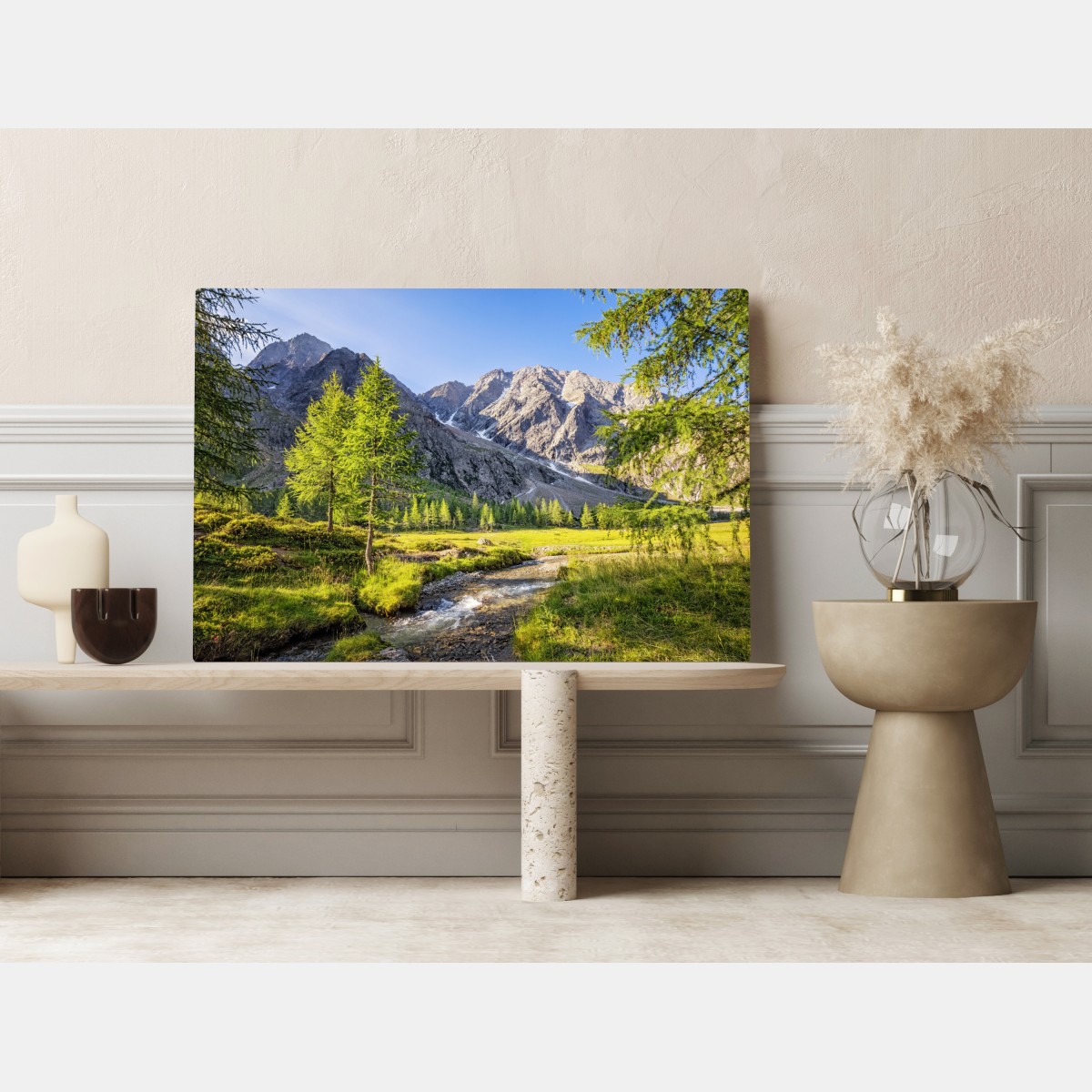 Obraz na płótnie alpejska łąka z górskim strumieniem – Wallissimo® Obraz na płótnie alpejska łąka z górskim strumieniem – Wallissimo®