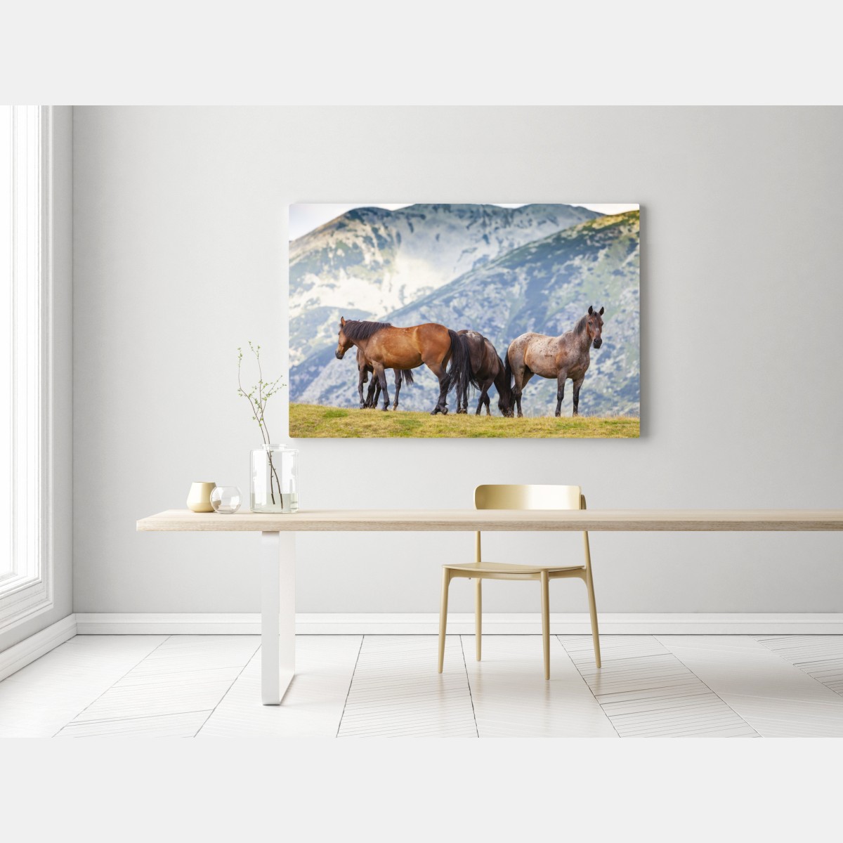 Obraz na płótnie konie na górskiej łące – Wallissimo® Obraz na płótnie konie na górskiej łące – Wallissimo®