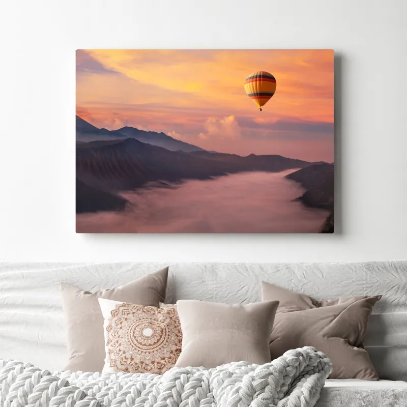 Obraz na płótnie wschodzący balon nad mglistymi górami – Wallissimo® Obraz na płótnie wschodzący balon nad mglistymi górami – Wallissimo®