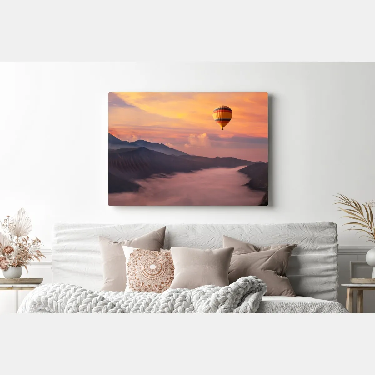 Obraz na płótnie wschodzący balon nad mglistymi górami – Wallissimo® Obraz na płótnie wschodzący balon nad mglistymi górami – Wallissimo®