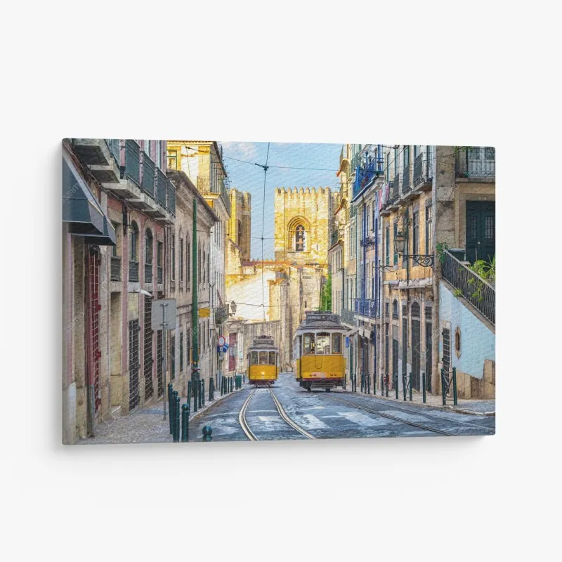 Obraz na płótnie słoneczne tramwaje na zabytkowej ulicy Lizbony