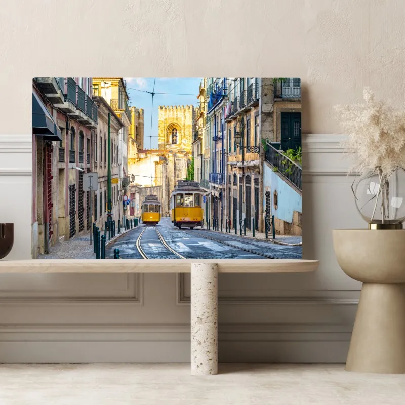 Obraz na płótnie słoneczne tramwaje na zabytkowej ulicy Lizbony – Wallissimo® Obraz na płótnie słoneczne tramwaje na zabytkowej ulicy Lizbony – Wallissimo®
