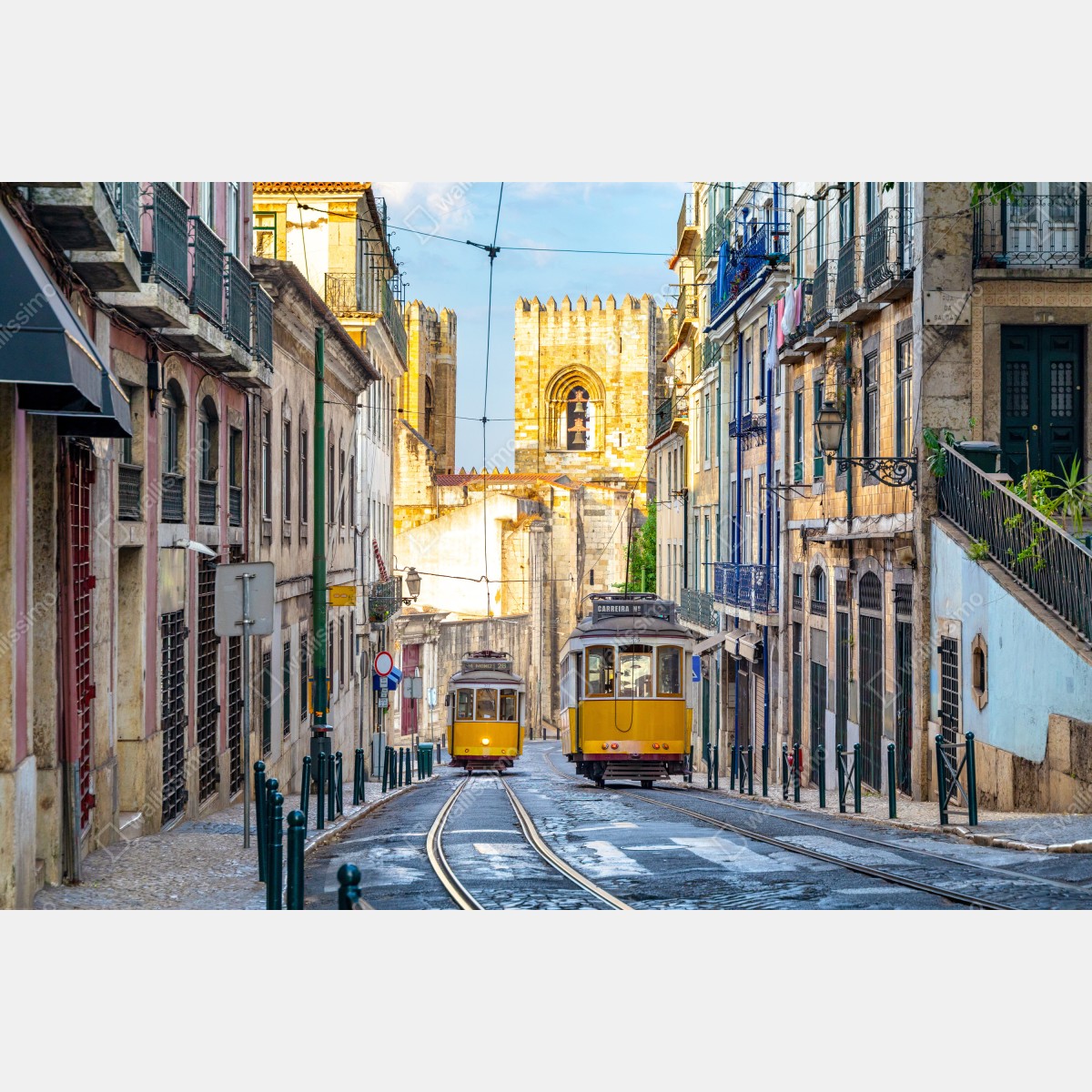 Obraz na płótnie słoneczne tramwaje na zabytkowej ulicy Lizbony – Wallissimo® Obraz na płótnie słoneczne tramwaje na zabytkowej ulicy Lizbony – Wallissimo®