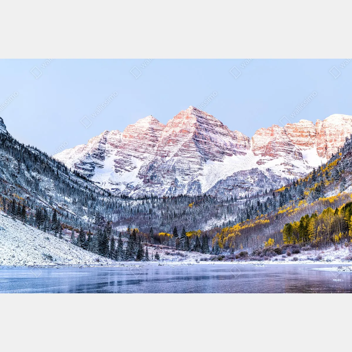 Obraz na płótnie śnieżny poranek w górach nad jeziorem – Wallissimo® Obraz na płótnie śnieżny poranek w górach nad jeziorem – Wallissimo®