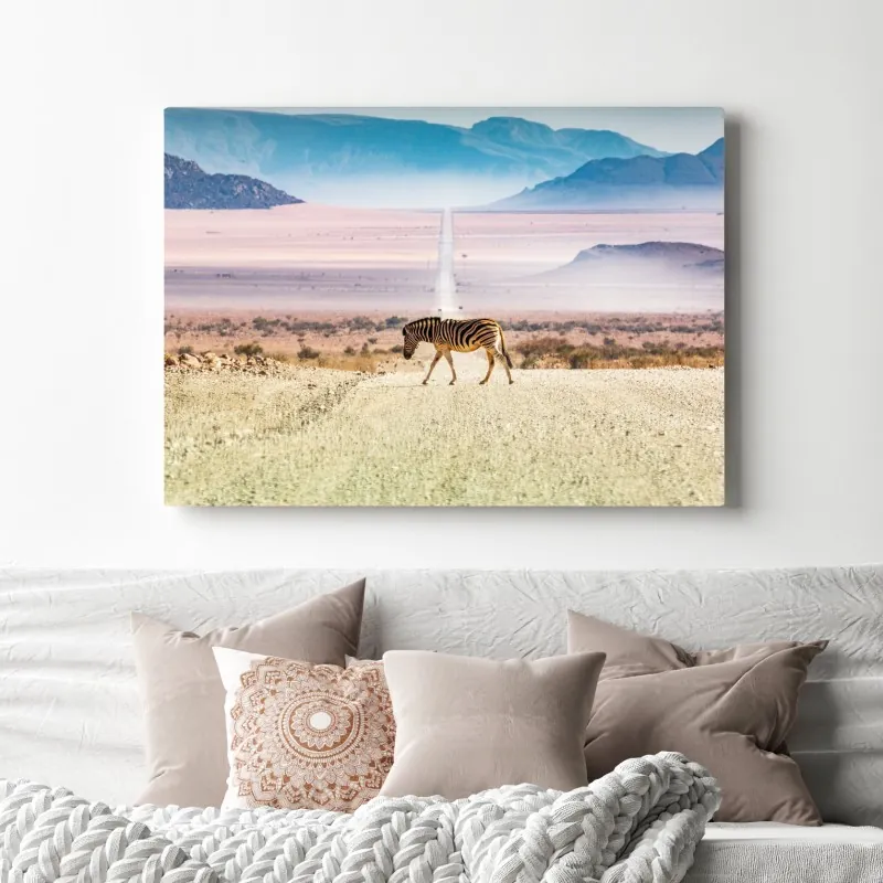 Obraz na płótnie zebra na pustynnej drodze – Wallissimo® Obraz na płótnie zebra na pustynnej drodze – Wallissimo®