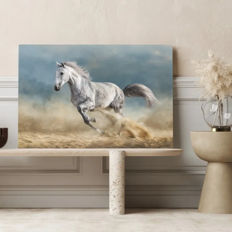 Obraz na płótnie majestatyczny siwy koń galopujący po piasku – Wallissimo® Obraz na płótnie majestatyczny siwy koń galopujący po piasku – Wallissimo®