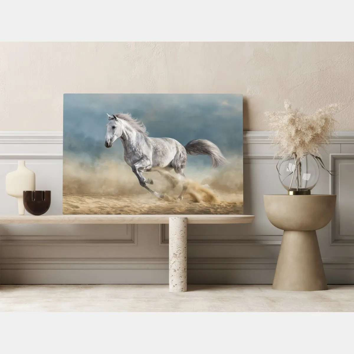 Obraz na płótnie majestatyczny siwy koń galopujący po piasku – Wallissimo® Obraz na płótnie majestatyczny siwy koń galopujący po piasku – Wallissimo®