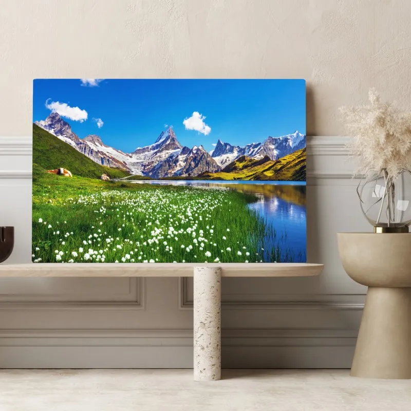 Obraz na płótnie alpejskie jezioro z łąką pełną kwiatów – Wallissimo® Obraz na płótnie alpejskie jezioro z łąką pełną kwiatów – Wallissimo®