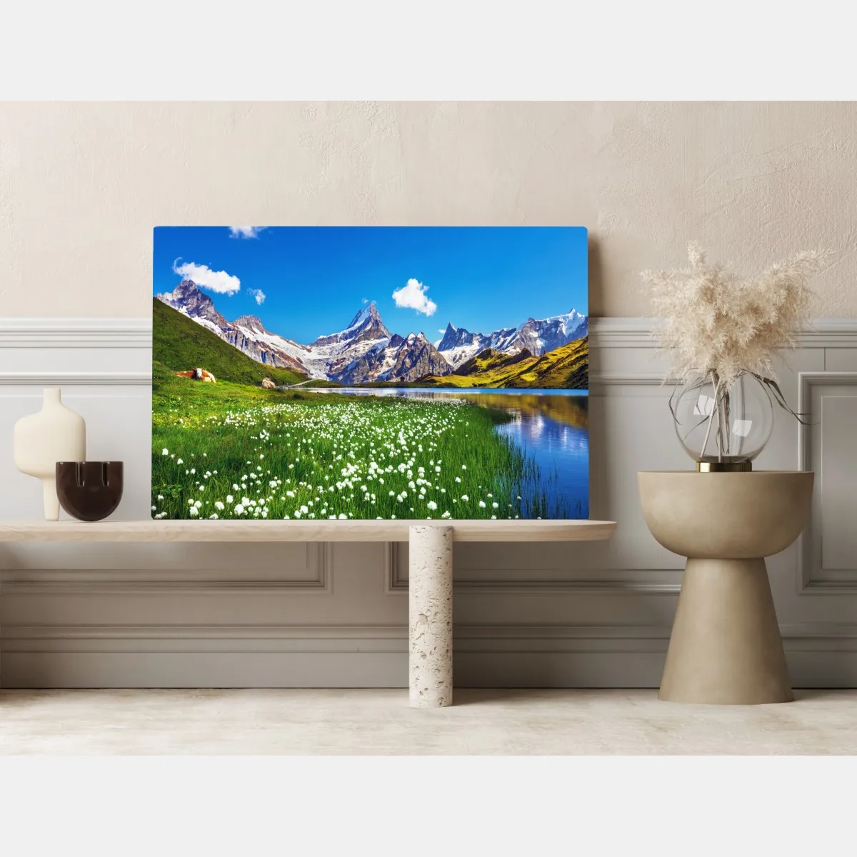 Obraz na płótnie alpejskie jezioro z łąką pełną kwiatów – Wallissimo® Obraz na płótnie alpejskie jezioro z łąką pełną kwiatów – Wallissimo®