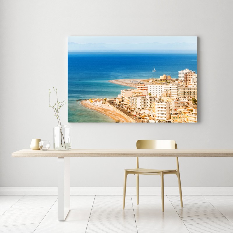 Obraz na płótnie słoneczna panorama nadmorskiego miasta z żaglówką – Wallissimo® Obraz na płótnie słoneczna panorama nadmorskiego miasta z żaglówką – Wallissimo®