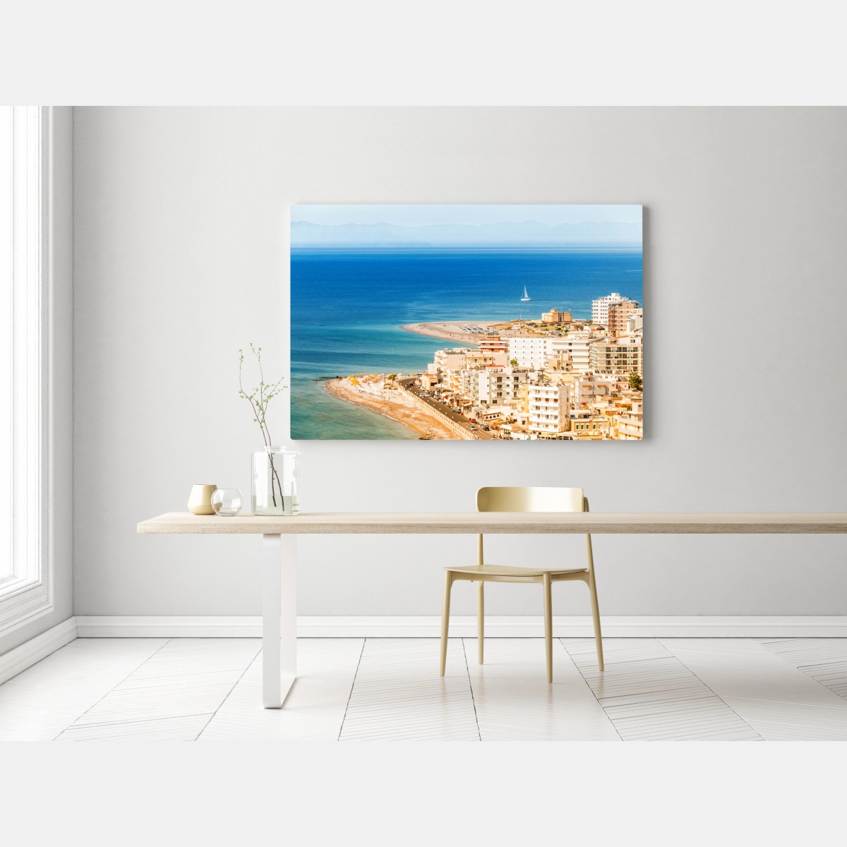 Obraz na płótnie słoneczna panorama nadmorskiego miasta z żaglówką – Wallissimo® Obraz na płótnie słoneczna panorama nadmorskiego miasta z żaglówką – Wallissimo®