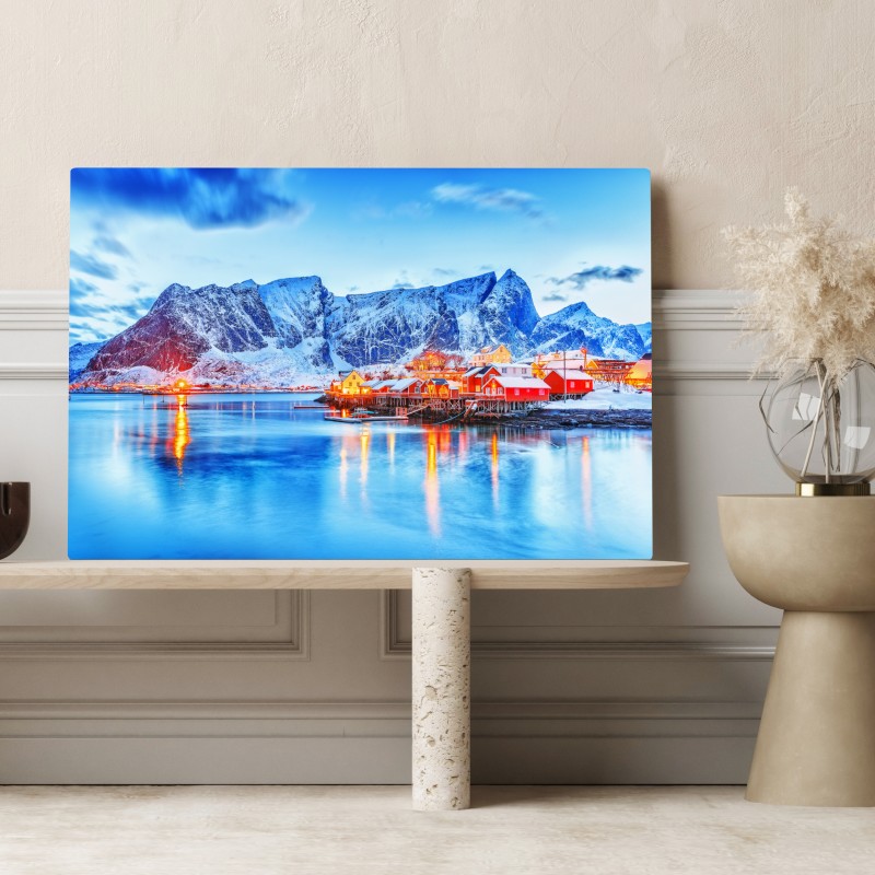 Obraz na płótnie zaśnieżona nadmorska wioska u stóp gór – Wallissimo® Obraz na płótnie zaśnieżona nadmorska wioska u stóp gór – Wallissimo®