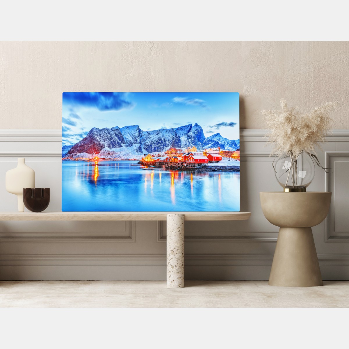 Obraz na płótnie zaśnieżona nadmorska wioska u stóp gór – Wallissimo® Obraz na płótnie zaśnieżona nadmorska wioska u stóp gór – Wallissimo®