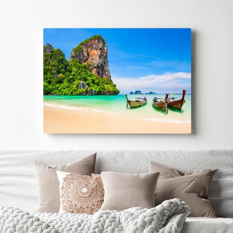 Obraz na płótnie tropikalna plaża z tradycyjnymi łodziami w Tajlandii – Wallissimo® Obraz na płótnie tropikalna plaża z tradycyjnymi łodziami w Tajlandii – Wallissimo®