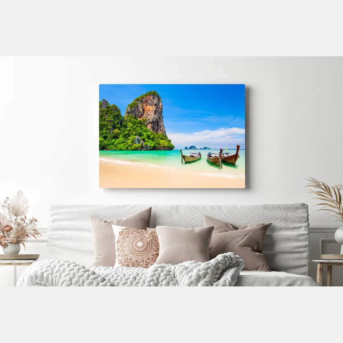Obraz na płótnie tropikalna plaża z tradycyjnymi łodziami w Tajlandii – Wallissimo® Obraz na płótnie tropikalna plaża z tradycyjnymi łodziami w Tajlandii – Wallissimo®