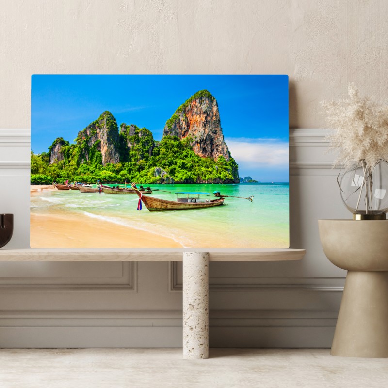 Obraz na płótnie długie łodzie na tropikalnej plaży, Tajlandia – Wallissimo® Obraz na płótnie długie łodzie na tropikalnej plaży, Tajlandia – Wallissimo®