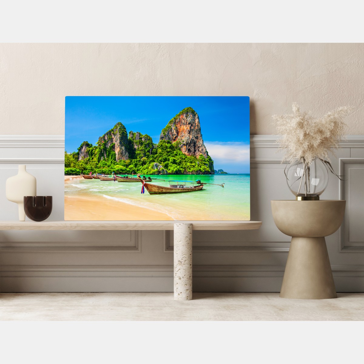Obraz na płótnie długie łodzie na tropikalnej plaży, Tajlandia – Wallissimo® Obraz na płótnie długie łodzie na tropikalnej plaży, Tajlandia – Wallissimo®