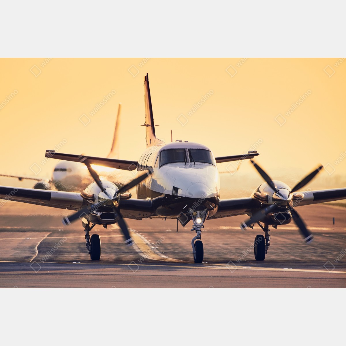 Obraz na płótnie dwusilnikowy turboprop na złotym pasie startowym – Wallissimo® Obraz na płótnie dwusilnikowy turboprop na złotym pasie startowym – Wallissimo®
