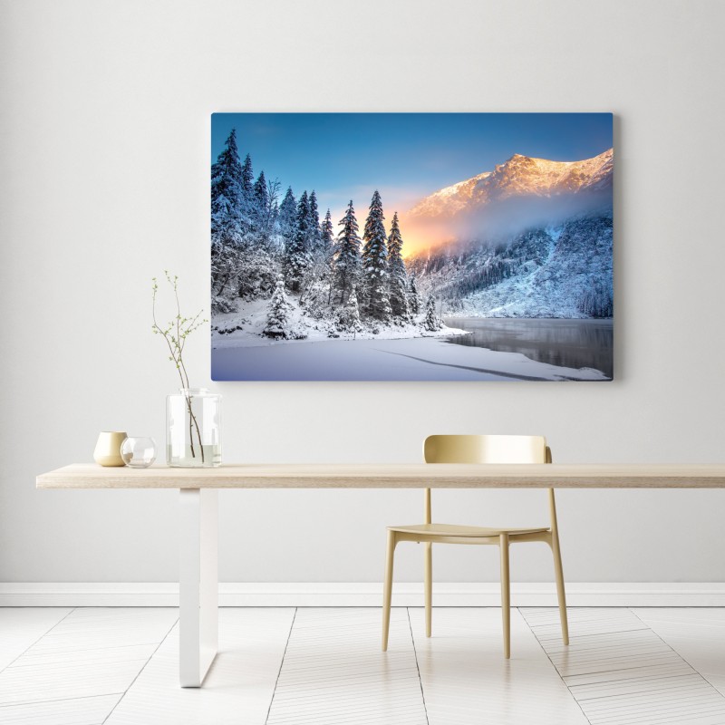 Obraz na płótnie zima o wschodzie nad zaśnieżonym jeziorem górskim – Wallissimo® Obraz na płótnie zima o wschodzie nad zaśnieżonym jeziorem górskim – Wallissimo®