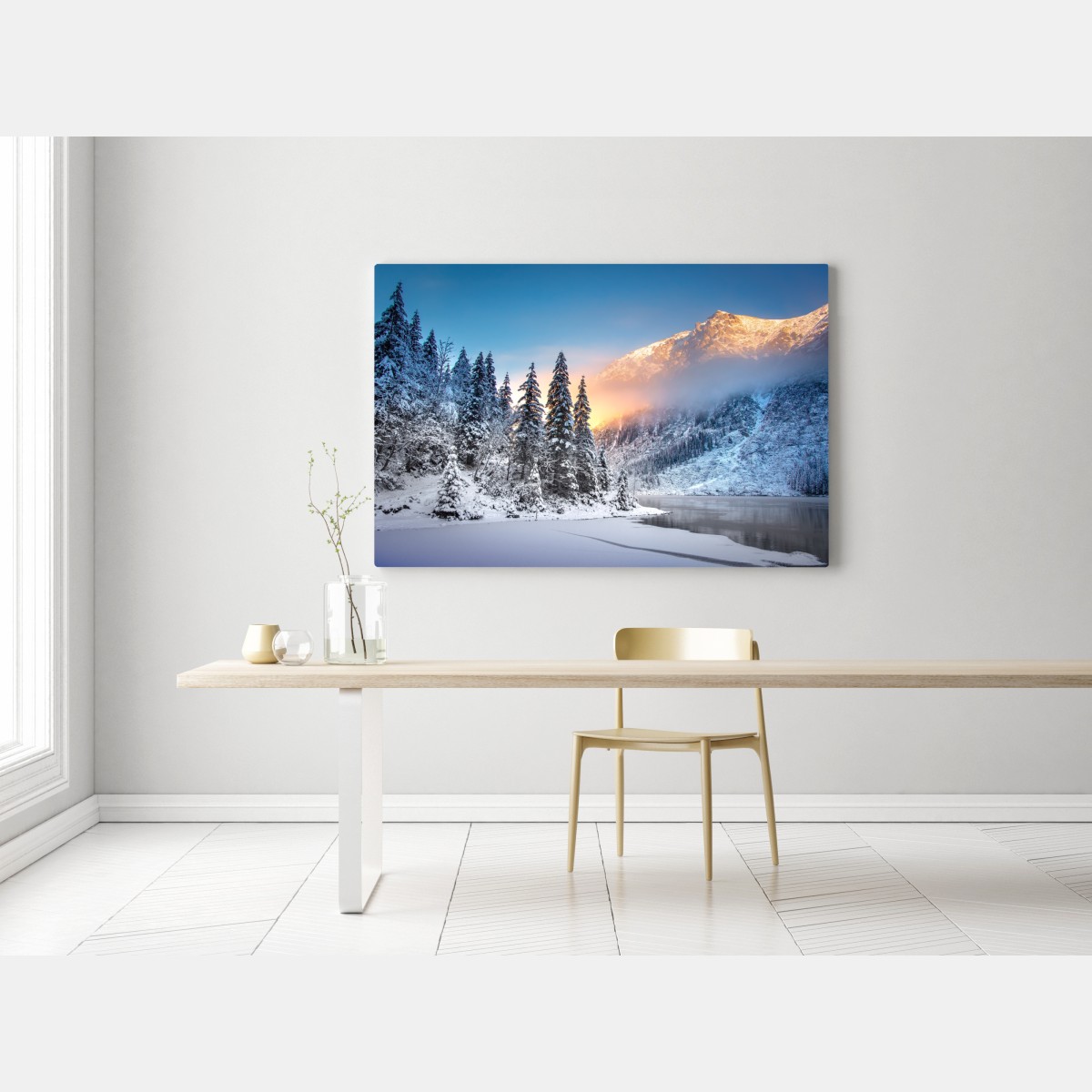 Obraz na płótnie zima o wschodzie nad zaśnieżonym jeziorem górskim – Wallissimo® Obraz na płótnie zima o wschodzie nad zaśnieżonym jeziorem górskim – Wallissimo®