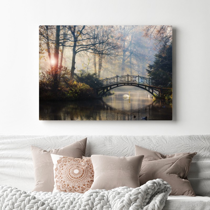 Obraz na płótnie mglisty jesienny most z łabędziem – Wallissimo® Obraz na płótnie mglisty jesienny most z łabędziem – Wallissimo®