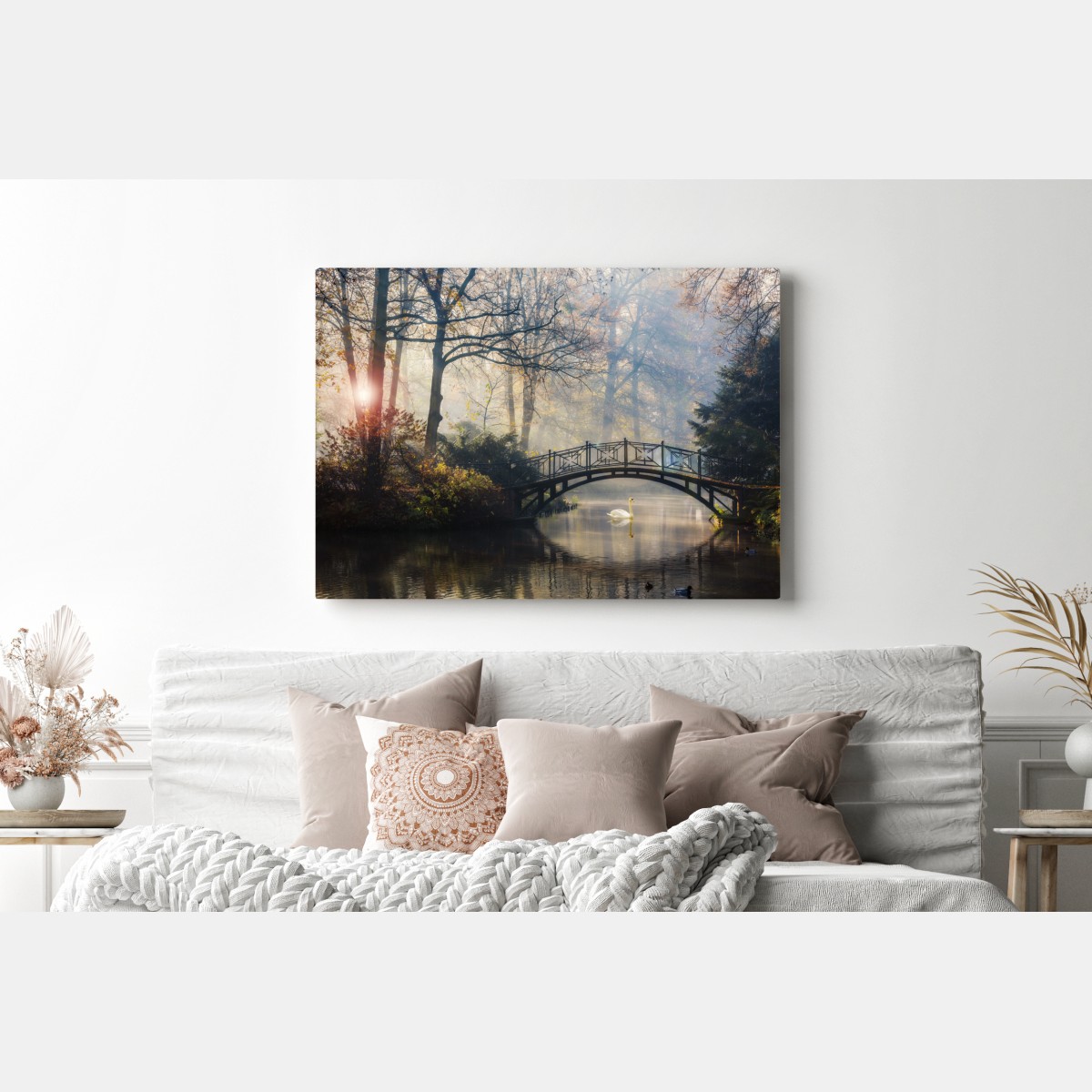 Obraz na płótnie mglisty jesienny most z łabędziem – Wallissimo® Obraz na płótnie mglisty jesienny most z łabędziem – Wallissimo®