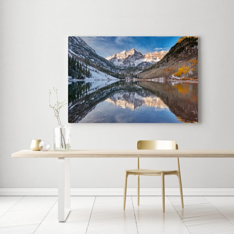 Obraz na płótnie spokojne alpejskie jezioro odbijające ośnieżone szczyty i jesienne drzewa – Wallissimo® Obraz na płótnie spokojne alpejskie jezioro odbijające ośnieżone szczyty i jesienne drzewa – Wallissimo®