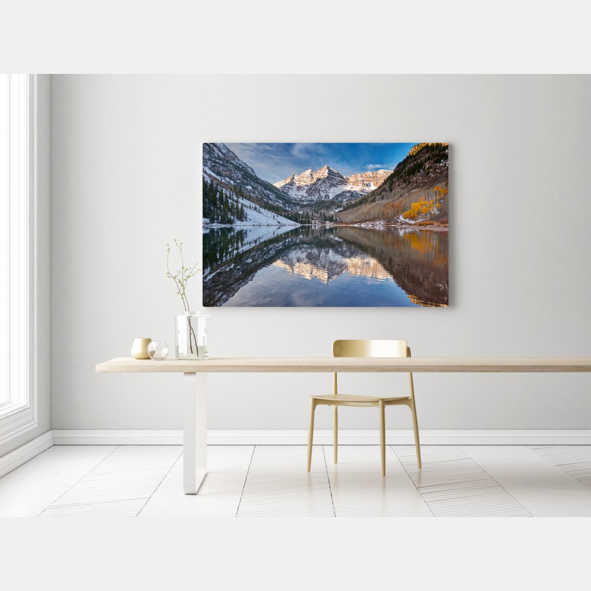Obraz na płótnie spokojne alpejskie jezioro odbijające ośnieżone szczyty i jesienne drzewa – Wallissimo® Obraz na płótnie spokojne alpejskie jezioro odbijające ośnieżone szczyty i jesienne drzewa – Wallissimo®