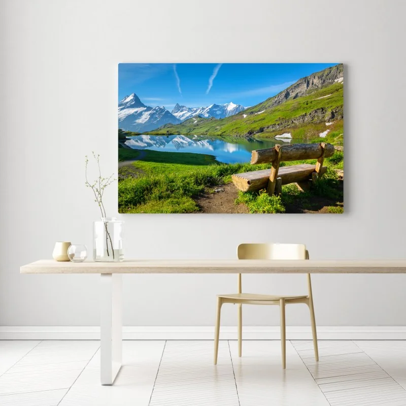Obraz na płótnie alpejskie jezioro z drewnianą ławką – Wallissimo® Obraz na płótnie alpejskie jezioro z drewnianą ławką – Wallissimo®