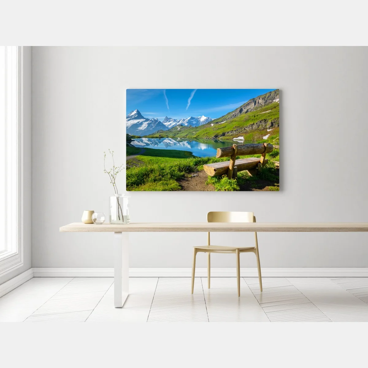 Obraz na płótnie alpejskie jezioro z drewnianą ławką – Wallissimo® Obraz na płótnie alpejskie jezioro z drewnianą ławką – Wallissimo®